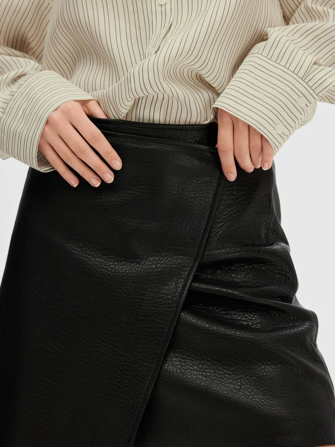 Carol Hw Short Leather Skirt - Black